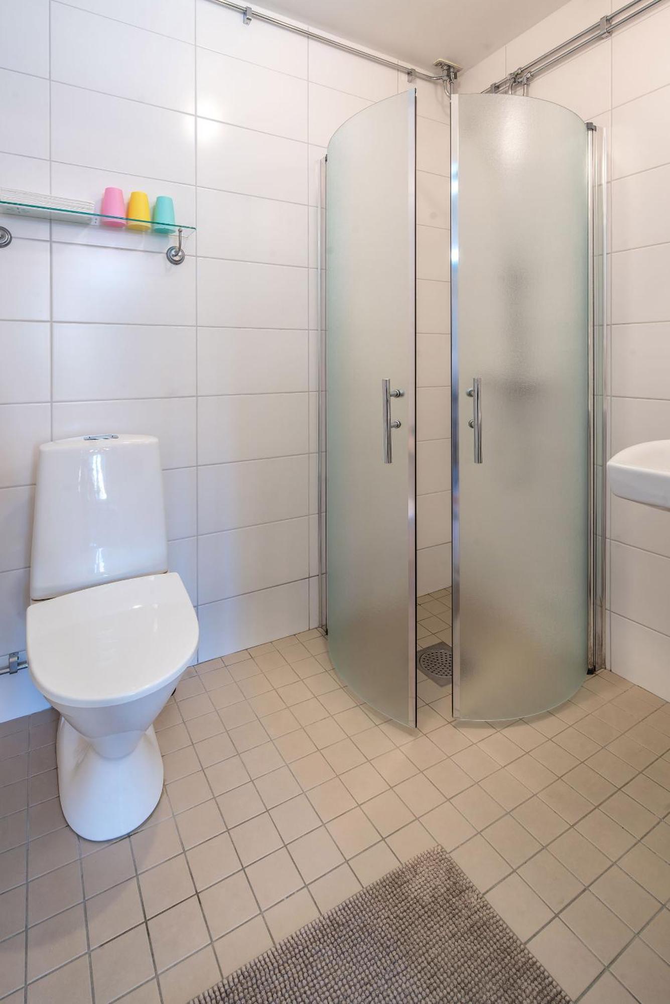 Stort trebäddsrum med eget badrum